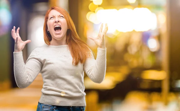 Mulher Ruiva Jovem Bonita Aterrorizada Nervosa Expressando Ansiedade Gesto Pânico — Fotografia de Stock