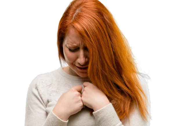 Hermosa Joven Pelirroja Llorando Deprimida Llena Tristeza Expresando Triste Emoción — Foto de Stock