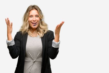 Genç kadın işleç çağrı merkezi mutlu ve ifade wow jest tezahürat