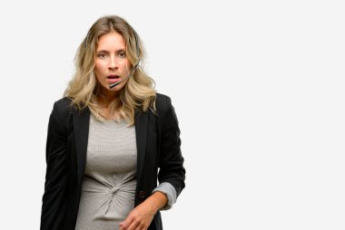 Panik ve korku ifade şokta, Genç kadın işleç çağrı merkezi korkuttu