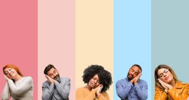 Serin grup insanlar, kadın ve adam yorgun ve bıkkın, uzun gün çok çalıştırmaktan dolayı yorgun