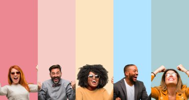 Büyük başarı, güç, enerji ve olumlu duygular ifade insanlar kadın ve adam mutlu ve heyecanlı kutluyor zafer serin grubudur. Yeni iş neşeli kutluyor