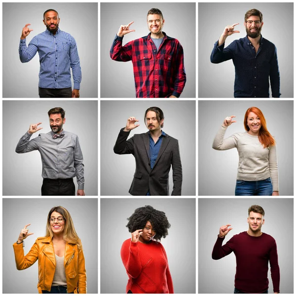 Gruppo Persone Miste Donne Uomini Con Qualcosa Molto Piccolo Concetto — Foto Stock