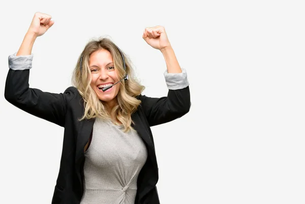 年轻女子接线员从呼叫中心高兴而兴奋地庆祝胜利 表达了巨大的成功 能量和积极的情绪 庆祝新工作快乐 — 图库照片