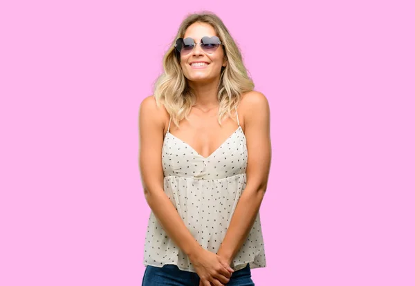 Mujer Joven Con Gafas Sol Con Forma Corazón Pensando Mirando — Foto de Stock