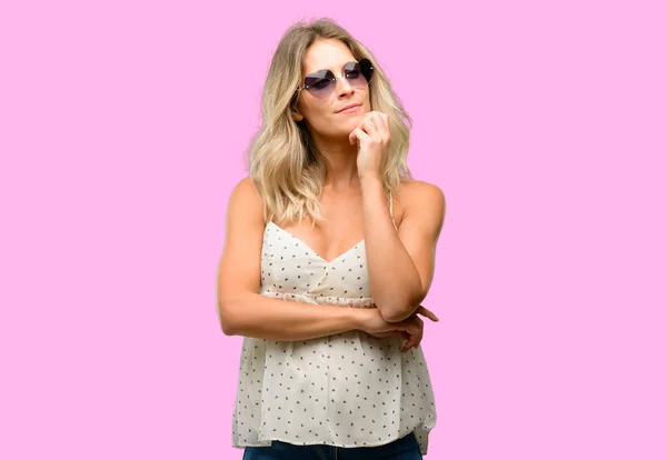 Mujer Joven Con Gafas Sol Con Forma Corazón Pensando Mirando —  Fotos de Stock