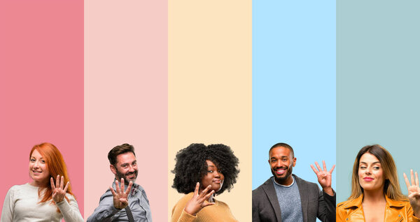 Крутая группа людей, женщина и мужчина поднимают палец, это номер четыре
