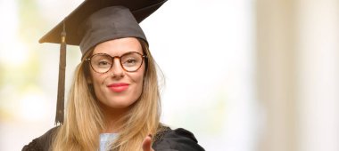 Genç kadın Üniversitesi yüksek lisans öğrencisi el sıkışma poz karşılama, güven ve başarı kavramı ifade, tebrik ellerini tutar