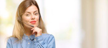 Çağrı Merkezi kadın düşünme ve şüphe ve merak ifade arıyorsunuz kulaklık danışman