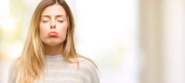 Uykulu ifade, çok çalıştırılıyordu ve yorgun olan güzel kadın