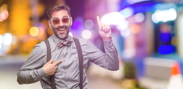 Homme Moyen Âge Avec Barbe Noeud Papillon Heureux Surpris Acclamations — Photo