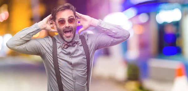 Uomo Mezza Età Con Barba Papillon Allegro Sorpreso Applaudire Esprimendo — Foto Stock