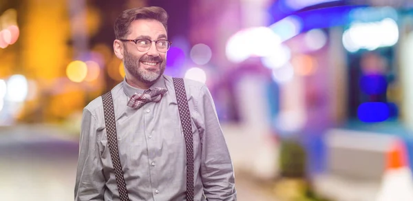 Homem Meia Idade Com Barba Gravata Borboleta Confiante Feliz Com — Fotografia de Stock