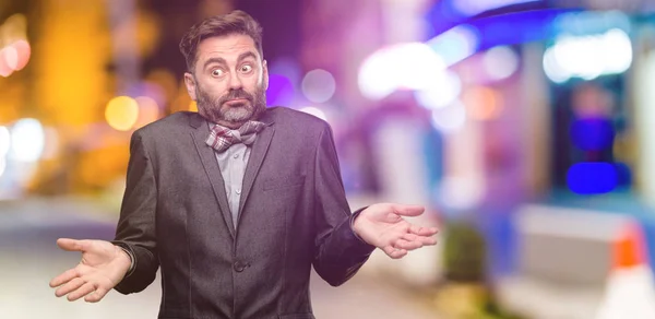 Homem Meia Idade Com Barba Laço Empatar Expressão Dúvida Confundir — Fotografia de Stock