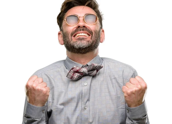Чоловік Середнього Віку Бородою Краваткою Щасливий Схвильований Святкуванням Перемоги Виражає — стокове фото