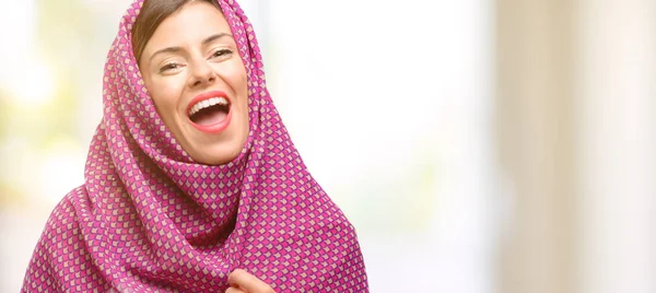 Junge Arabische Frau Trägt Hijab Stressig Erschrocken Panik Schreit Verzweifelt — Stockfoto