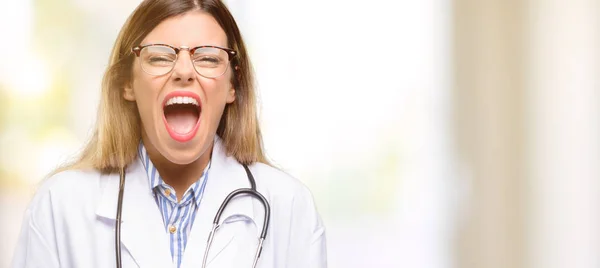 Unga Läkare Kvinna Medicinsk Professionell Stressande Livrädd Panik Ropade Förbittrade — Stockfoto