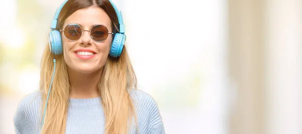 Mujer Joven Escuchar Música Con Auriculares Seguros Felices Con Una —  Fotos de Stock