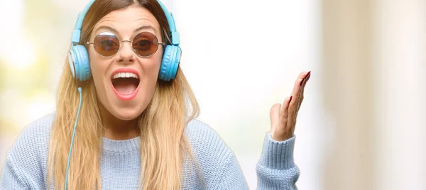 Mujer Joven Escuchar Música Con Auriculares Feliz Sorprendido Animando Expresando — Foto de Stock