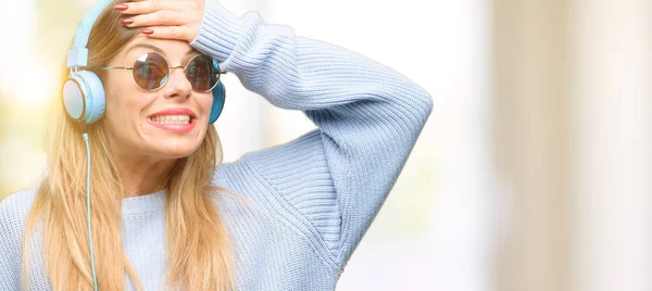 Mujer Joven Escucha Música Con Auriculares Aterrorizados Nerviosos Expresando Ansiedad —  Fotos de Stock