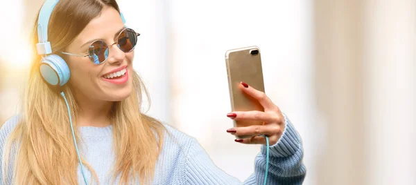 Mujer Joven Escuchar Música Con Auriculares Felices Hablando Con Teléfono —  Fotos de Stock