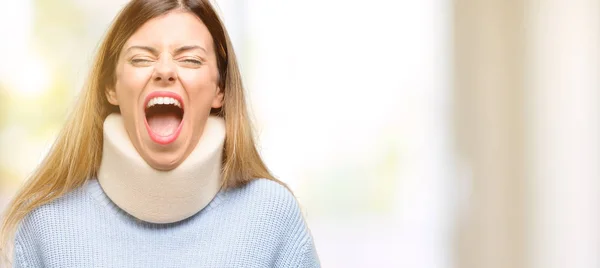 Jovem Mulher Ferida Usando Colar Pescoço Estressante Aterrorizada Pânico Gritando — Fotografia de Stock