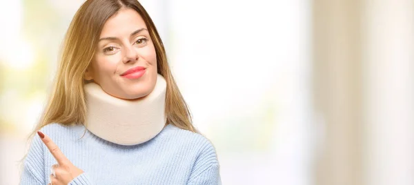 Junge Verletzte Frau Trägt Halsband Das Mit Finger Seitlich Wegzeigt — Stockfoto