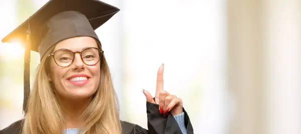 Joven Estudiante Graduada Universitaria Levantando Dedo Número Uno — Foto de Stock