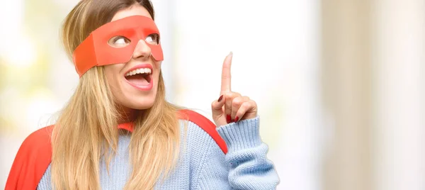 Jovem Super Mulher Levantando Dedo Número — Fotografia de Stock