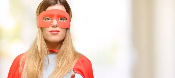 Jonge Super Vrouw Houdt Handen Verwelkomen Handdruk Pose Uiting Van — Stockfoto