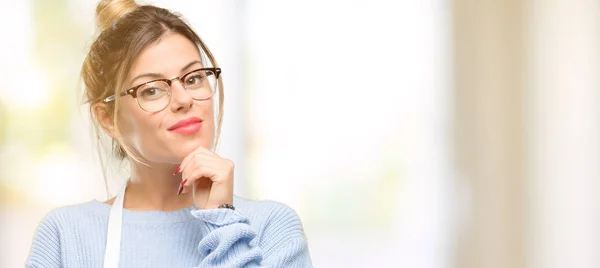 Jonge Vrouw Shop Eigenaar Dragen Schort Denken Het Opzoeken Van — Stockfoto