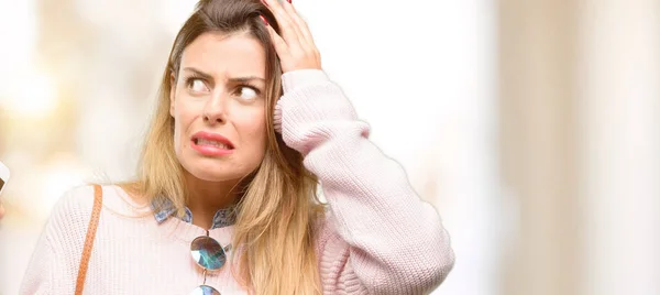 Jonge Trendy Woman Wijzend Weg Zijde Met Vinger — Stockfoto