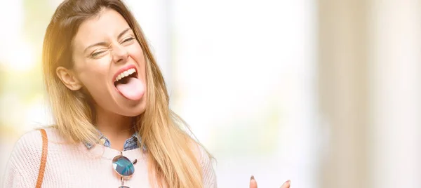 Joven Mujer Moda Mirando Cámara Mostrando Tanga Haciendo Signo Victoria — Foto de Stock