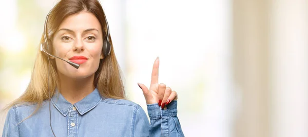 Σύμβουλος Του Γυναίκα Κέντρο Κλήσης Στα Ακουστικά Ευχαριστημένοι Και Έκπληκτοι — Φωτογραφία Αρχείου