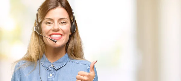Σύμβουλος Του Call Center Γυναίκα Ακουστικά Χαμογελώντας Γενικές Γραμμές Δείχνει — Φωτογραφία Αρχείου