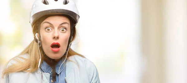 Junge Frau Mit Fahrradhelm Und Kopfhörer Erschrak Vor Schreck Und — Stockfoto