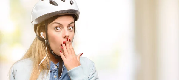 Junge Frau Mit Fahrradhelm Und Kopfhörer Verdeckt Schockiert Den Mund — Stockfoto