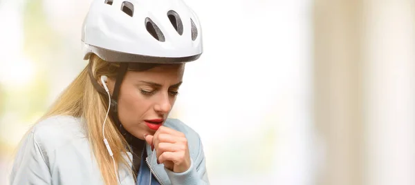 Mujer Joven Con Casco Bicicleta Auriculares Enfermos Tos Asma Bronquitis — Foto de Stock