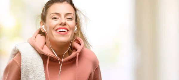 Mujer Deportiva Joven Que Usa Sudadera Entrenamiento Segura Feliz Con — Foto de Stock