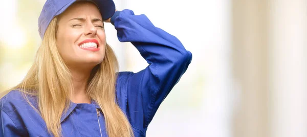 Junge Klempnerin Verängstigt Und Nervös Ausdruck Angst Und Panik Geste — Stockfoto