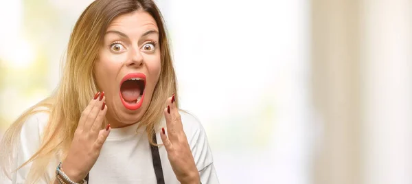 Winkel Eigenaar Vrouw Dragen Schort Stressvolle Houden Handen Het Hoofd — Stockfoto