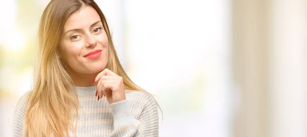 Jonge Mooie Vrouw Denken Omhoog Kijken Uiten Twijfel Verwondering — Stockfoto