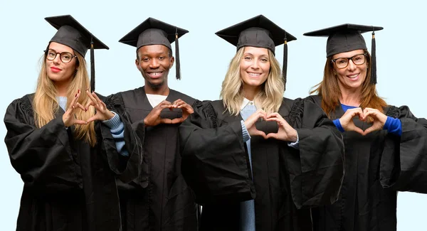 教育理念 大卒女性と男性グループ心臓形状表現健康と結婚のシンボルの手で幸せを表示愛 — ストック写真