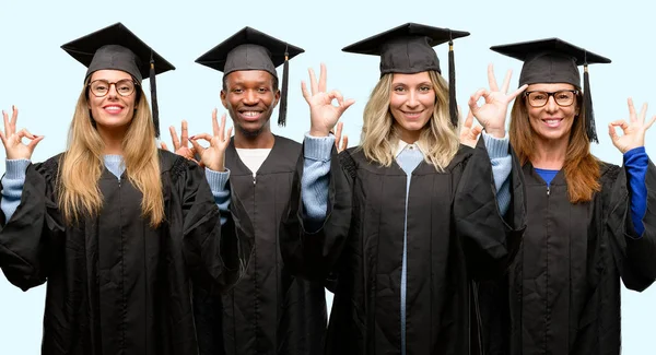 教育理念 大学毕业生妇女与男子团体做 手势用双手表示冥想和放松 — 图库照片