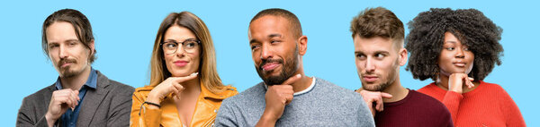 Группа смешанных людей, женщин и мужчин, думающих вдумчиво с умным лицом, выражающих вопросы и сомнения. Представьте себе решение
