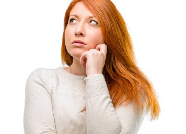 Düşünme ve şüphe ve beyaz arka plan üzerinde izole merak ifade arıyorum güzel genç Kızıl saçlı kadın