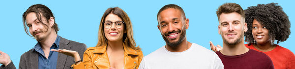 Группа смешанных людей, женщин и мужчин, держащих что-то в руках
