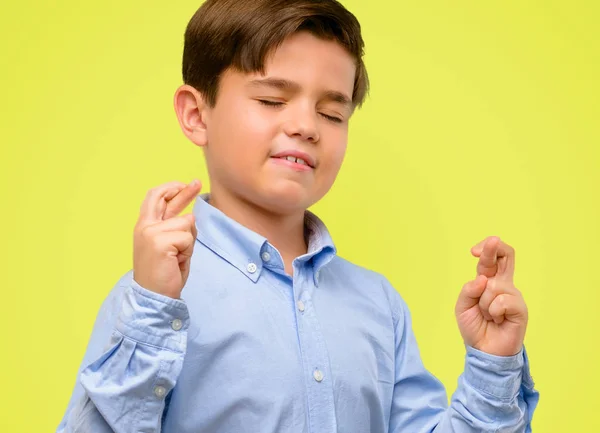 Gutaussehendes Kleinkind Mit Grünen Augen Mit Daumendrücken Und Der Bitte — Stockfoto