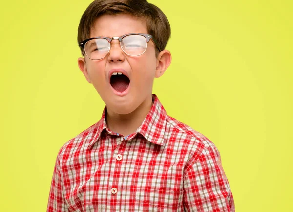 Criança Bonita Com Olhos Verdes Estressante Aterrorizada Pânico Gritando Exasperada — Fotografia de Stock