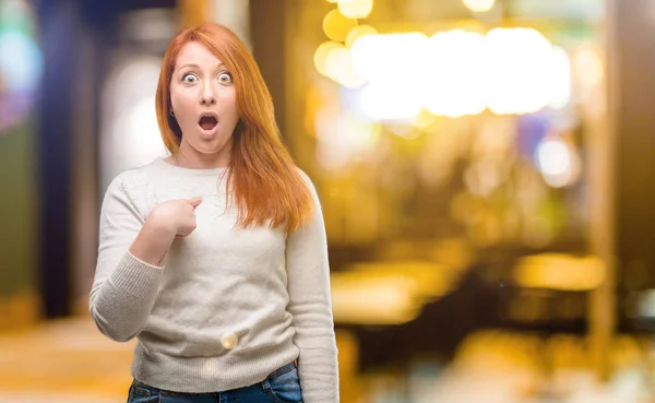 Mulher Ruiva Jovem Bonita Feliz Surpresa Aplaudindo Expressando Gesto Wow — Fotografia de Stock